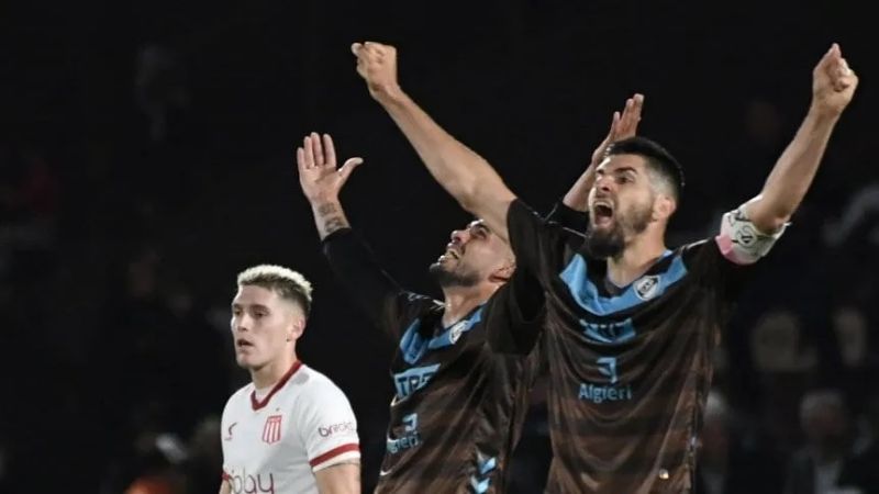 Independiente goleó 3-0 a Barracas y es líder