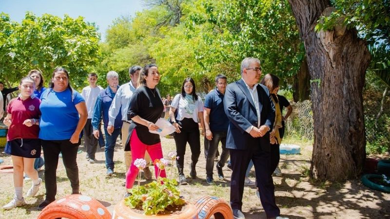 Jalil visitó una fábrica y una escuela en Valle Viejo