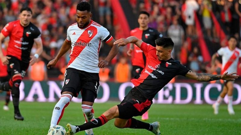 Con uno más, River apenas empató con Colón