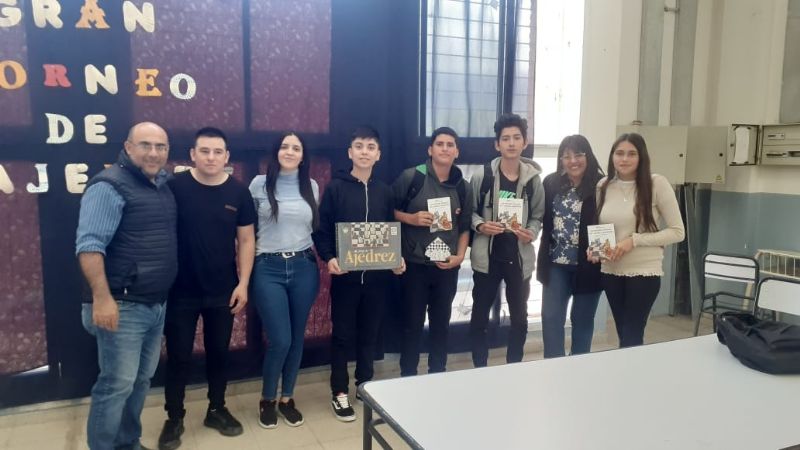Encuentro de ajedrez educativo con estudiantes de la Secundaria N°9 de Nueva Coneta