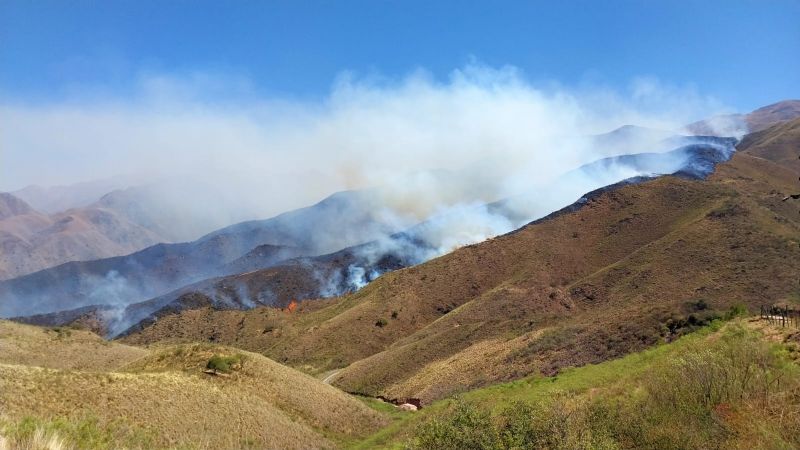 El viento complica las tareas para contener el incendio