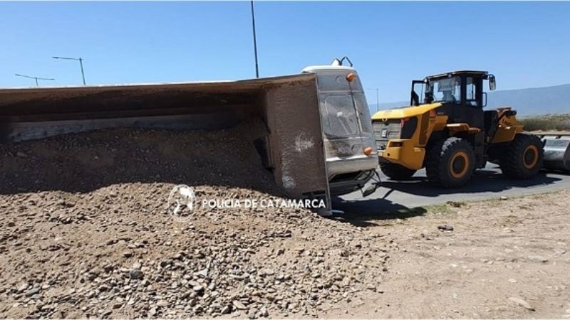 Volcó un camión en Valle Chico