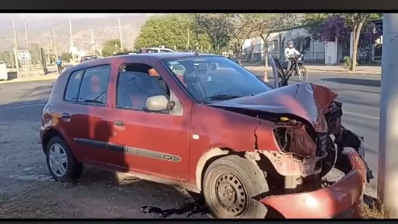 Chocó contra un poste de luz