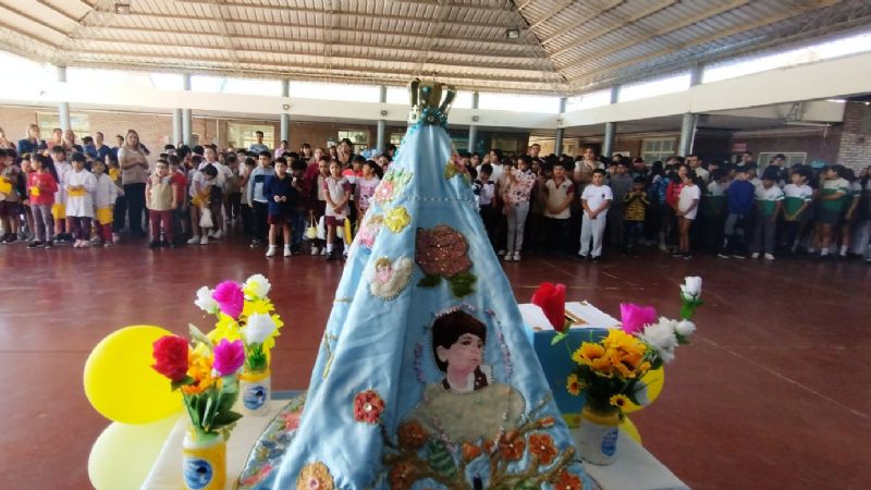 Emotivo homenaje a la Virgen en la escuela municipal N° 3