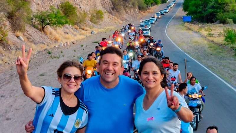 Multitudinaria caravana de cierre de Guillo Ferreyra y Ale Benavidez 