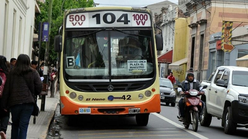 Se normaliza el pago de sueldos y sólo choferes de una empresa pararían a partir de la medianoche