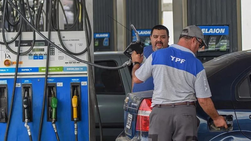 El presidente de YPF afirmó que "no va a haber cimbronazos" en el precio de los combustibles"