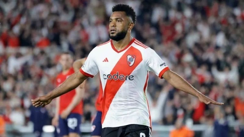 River goleó a Independiente y lidera la Zona A