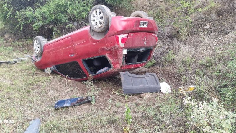 Una mujer embarazada y tres personas protagonizaron un impactante vuelco