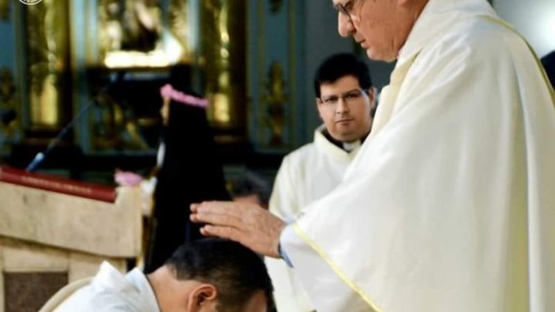 Policía fue ordenado sacerdote