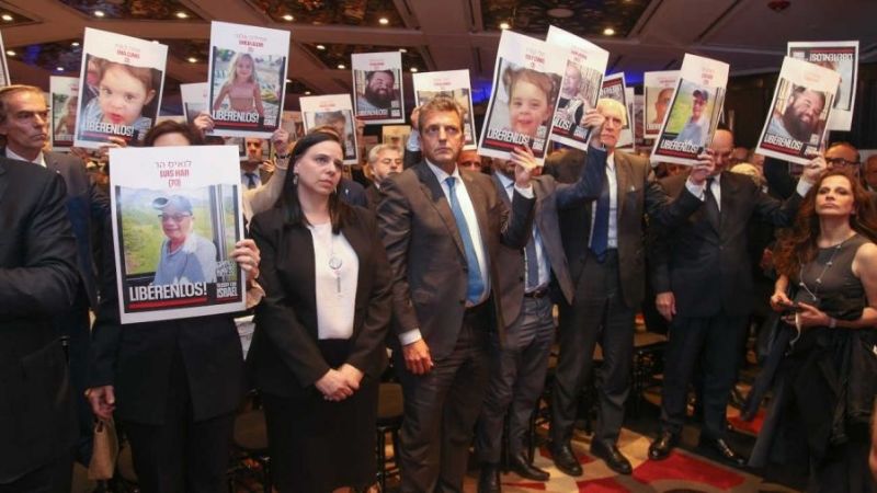 Massa acompañó a la DAIA, y Milei no fue