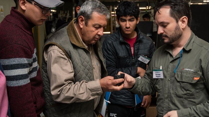 Estudiantes del centro “Néstor Kirchner” visitaron la fábrica de CONFECAT