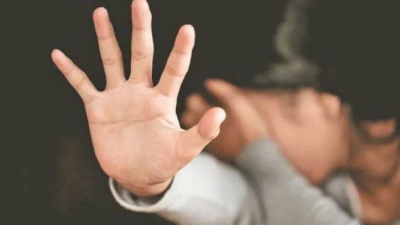 Amigo se ofreció a acompañarla a su casa y la violó