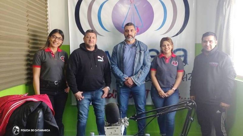 Policías participaron en un programa radial y capacitaron a efectivos del departamento Santa María