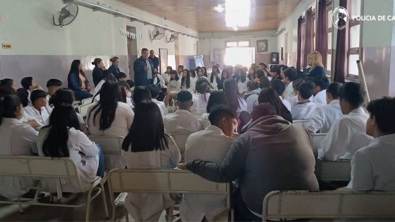 Policías brindaron charla de prevención y concientización de Grooming y Peligros en la red