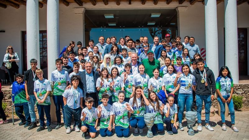 El Gobernador recibió a jóvenes deportistas