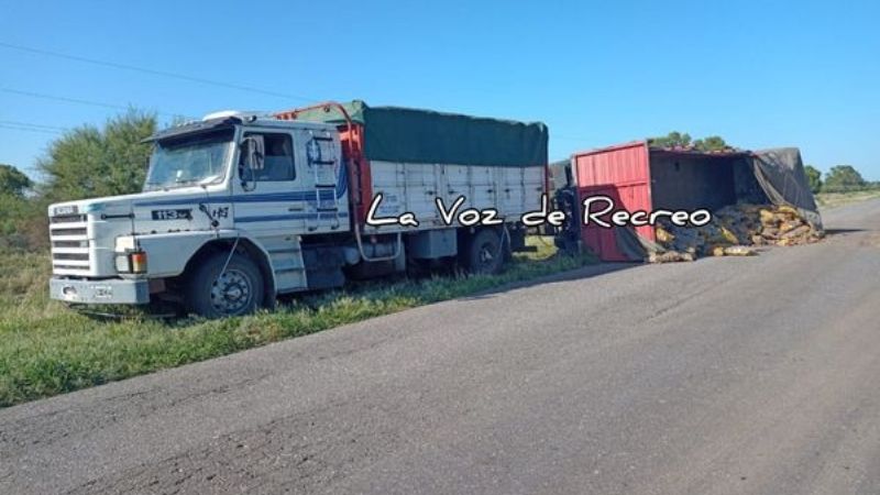 Ruta 20: volcó acoplado cargado con papas