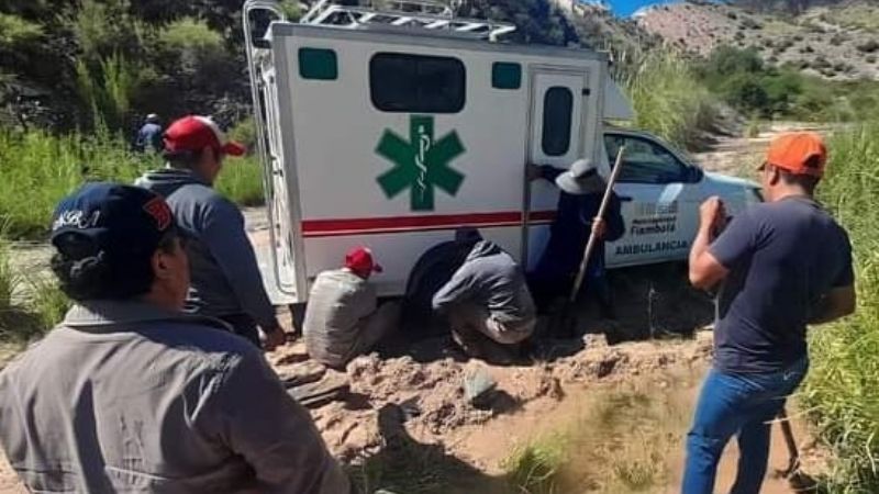 Rescatan ambulancia que quedó empantanada