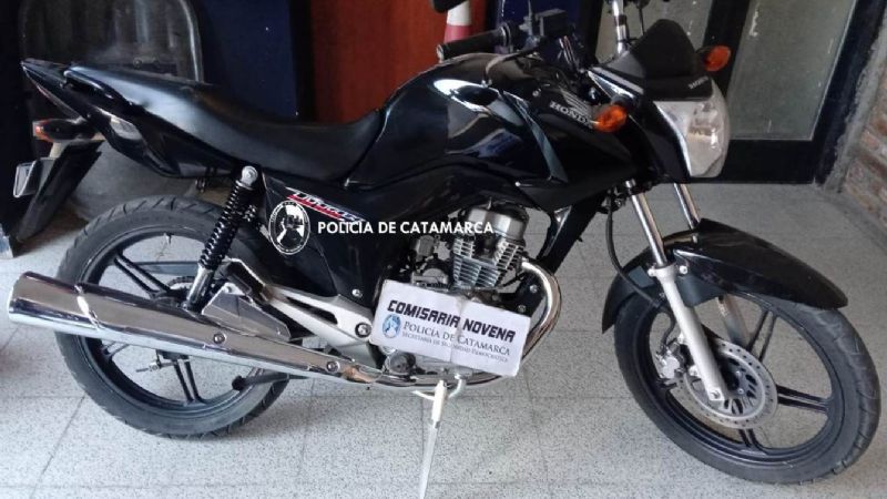 Cayeron presos tres arrebatadores y recuperaron una moto