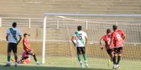 NICOLÁS BUSTAMANTE marcand el primer gol Provincial, para Villa Dolores, que venció 2-1 a Defensores del Norte.
