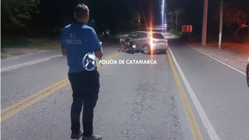 Una motocicleta y un automóvil protagonizaron un siniestro vial