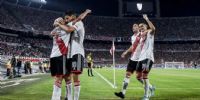 RIVER abraza a Barco, autor del segundo penal, que le dio el triunfo al 