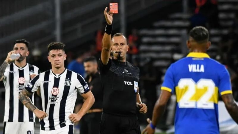 Villa y una infantil reacción que dejó a Boca con 10