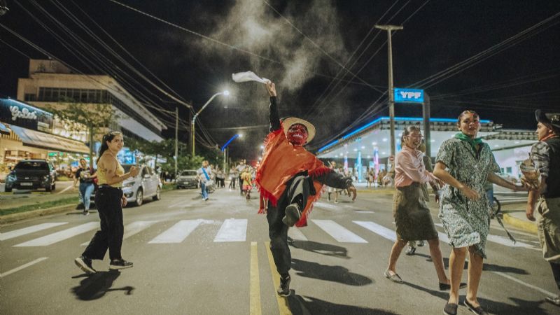 Carnaval en la Capital: El “jueves de compadres” se vivió a todo color y con variadas promociones gastronómicas