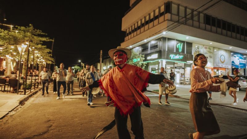 Carnaval en la Capital: El “jueves de compadres” se vivió a todo color y con variadas promociones gastronómicas