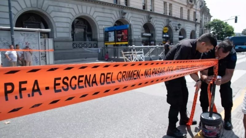 Le quitó el arma a una mujer policía, le disparó y la mató en el subte