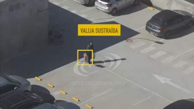 Así robaba una empleada aeroportuaria una valija olvidada