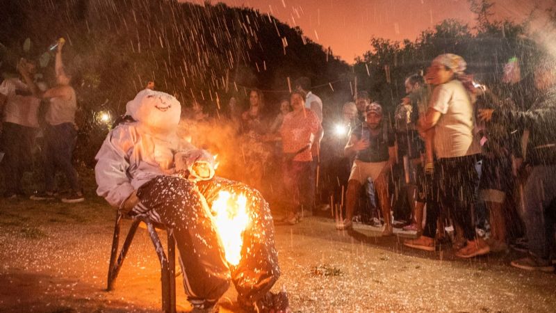 Folclore y quema del pujllay en la Chaya de Los Galleguillo