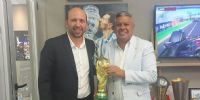 TAPIA con la Copa del Mundo junto al secretario de Deportes, Lavatelli.