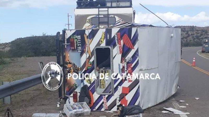 Volcó un trailer en Huafín