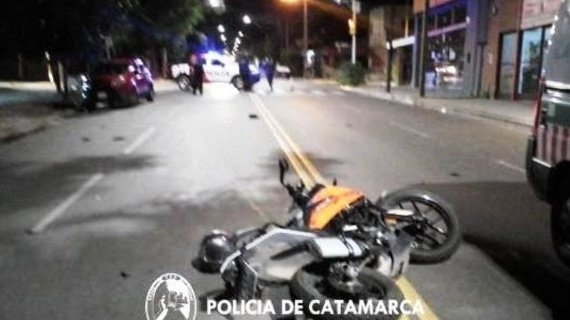 Motociclista lesionado tras chocar contra un auto