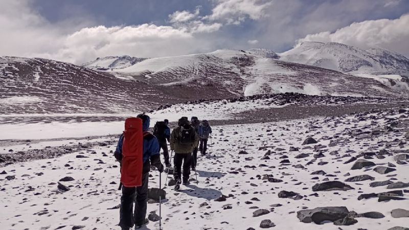 Rescataron a una ciudadana en la zona del Cerro Nevado Ojos del Salado