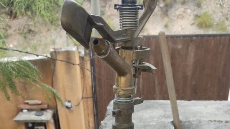 Vendo cañón aspersor metálico con ruedas