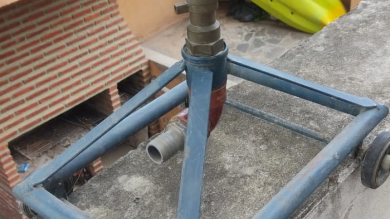 Vendo cañón aspersor metálico con ruedas