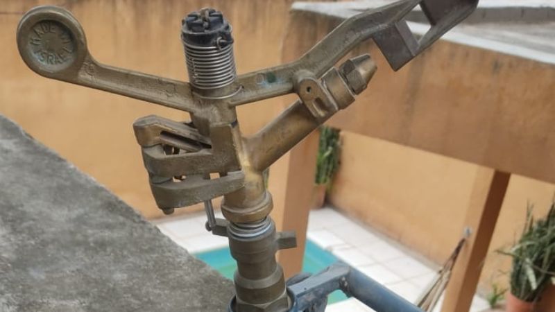 Vendo cañón aspersor metálico con ruedas