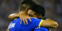 LANGONI recibe el abrazo de sus compañeros, por el primero de Boca.