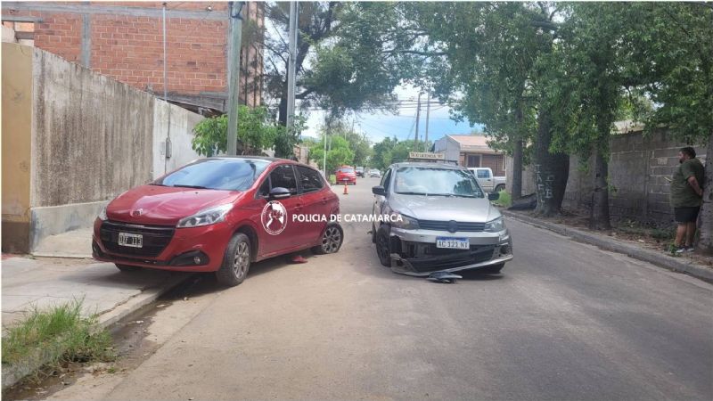 Un Remis chocó un automóvil estacionado