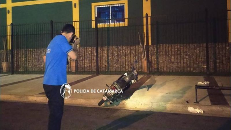 Joven de 19 años perdió el control de su moto y terminó en el hospital