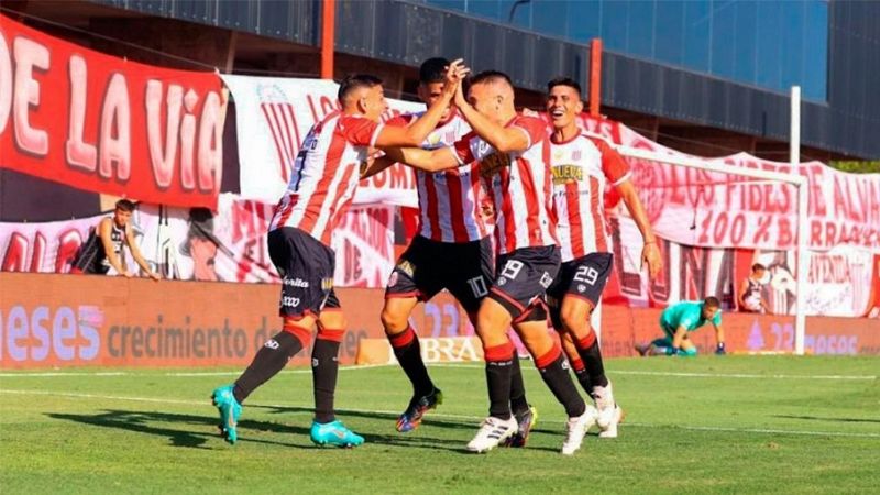 Racing venció a Lanús y dejó a la Liga Profesional sin invictos