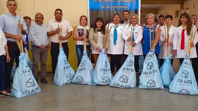 Los alumnos de Los Altos vuelven a la escuela con transporte y kits escolares