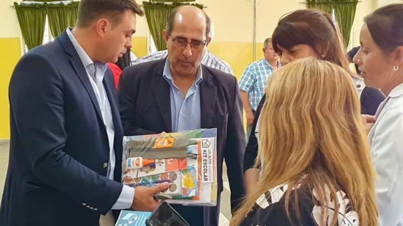 Los alumnos de Los Altos vuelven a la escuela con transporte y kits escolares