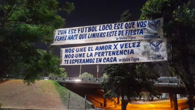 Hinchas de Vélez piden por el Tigre Gareca con pasacalles