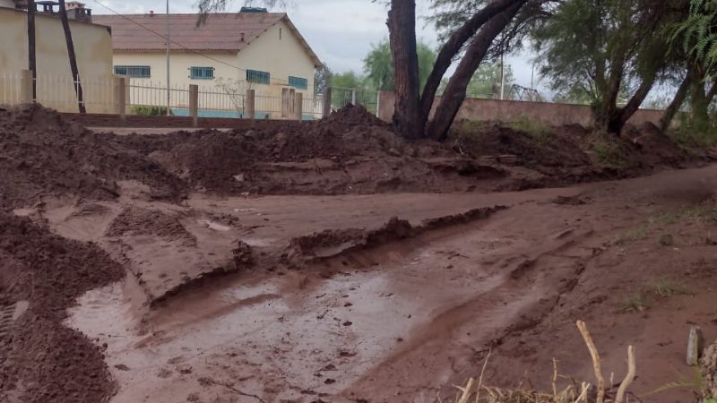 Personal de la sobrestantía vial de Tinogasta colabora con el municipio en la limpieza de la ciudad
