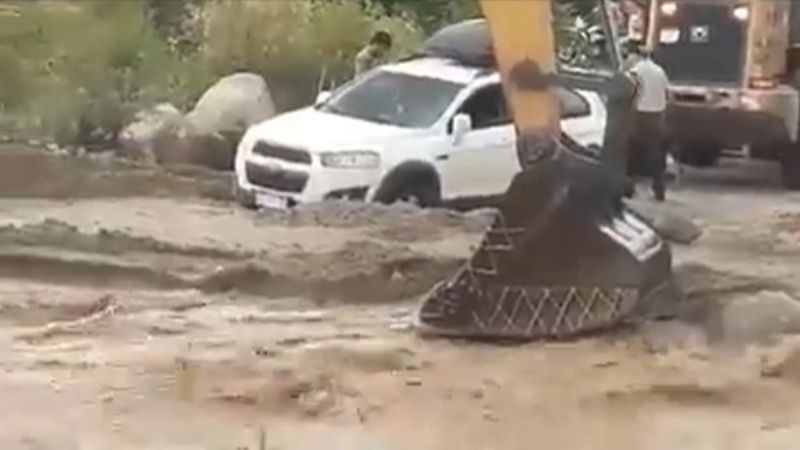 Camioneta quedó atascada en el río