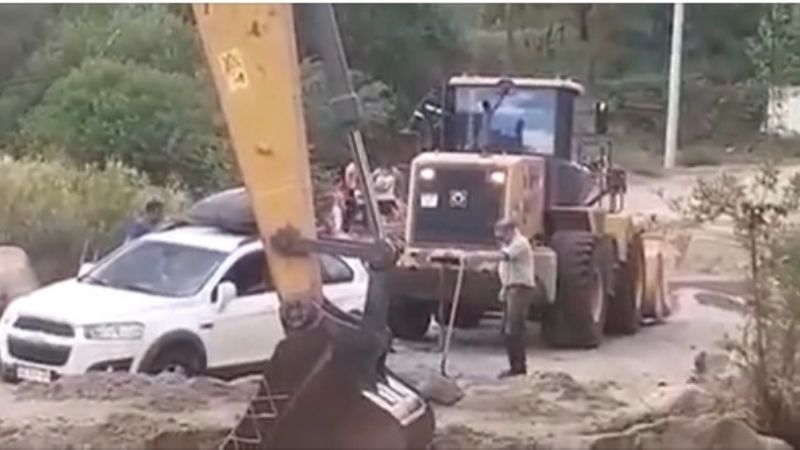 Camioneta quedó atascada en el río