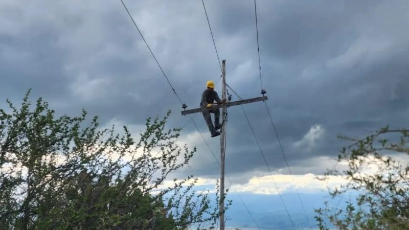 Caminan 20 kms por la montaña para llevar energía a un pueblo